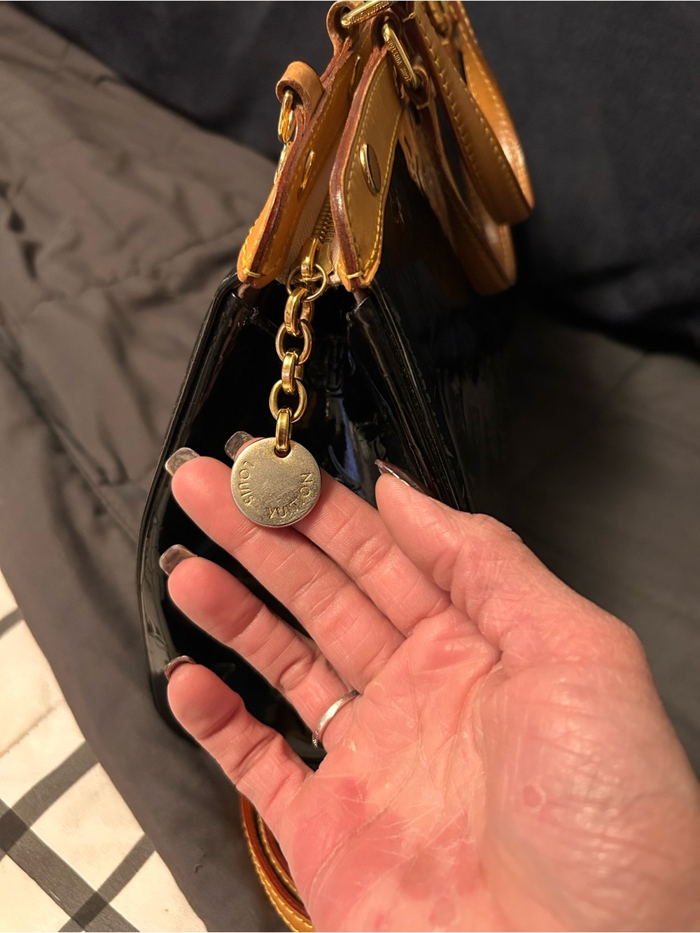 Louis Vuitton Deep Black Brea MM Vernis - Picture 5 of 13